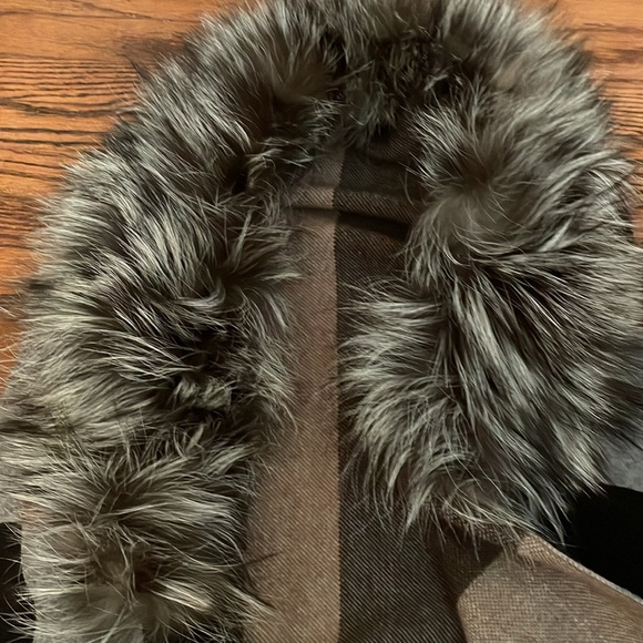 New Women’s cashmere blend cape with detachable fur collar. Belle Fare brand. - Picture 4 of 9